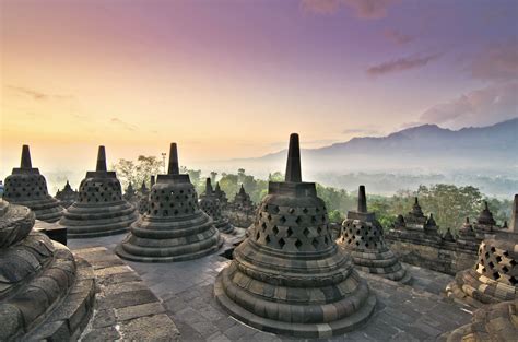  Le Temple de Borobudur: Un Monument Mystique à la Gloire du Bouddha !