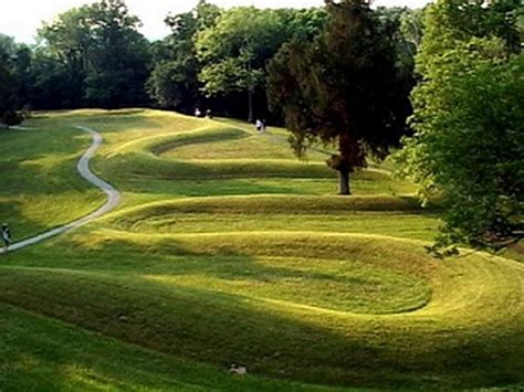  The Serpent Mound! A Monumental Enigma Wrapped in Ancient Earthworks