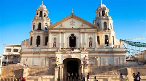  Le Tombeau de Quiapo: Symbolique Mystique et Splendeur Métallique