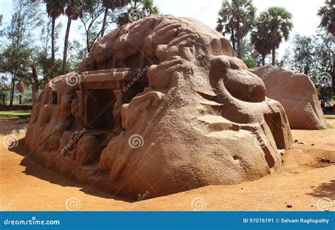 Le Relief de la Grotte du Tigre : Un dialogue sculpté entre l'homme et la nature !