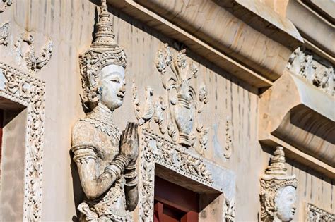 Le Relief de Wat Phra Singh : Un Testament à la Spiritualité et à l'Artisanat Thaïlandais du XIIe Siècle !